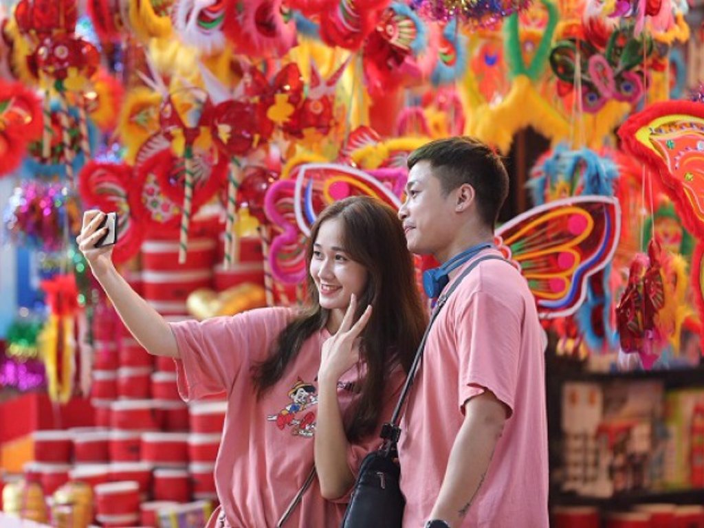 Phố Hàng Mã là địa điểm lý tưởng cho các cặp đôi có những bức ảnh kỷ niệm lung linh