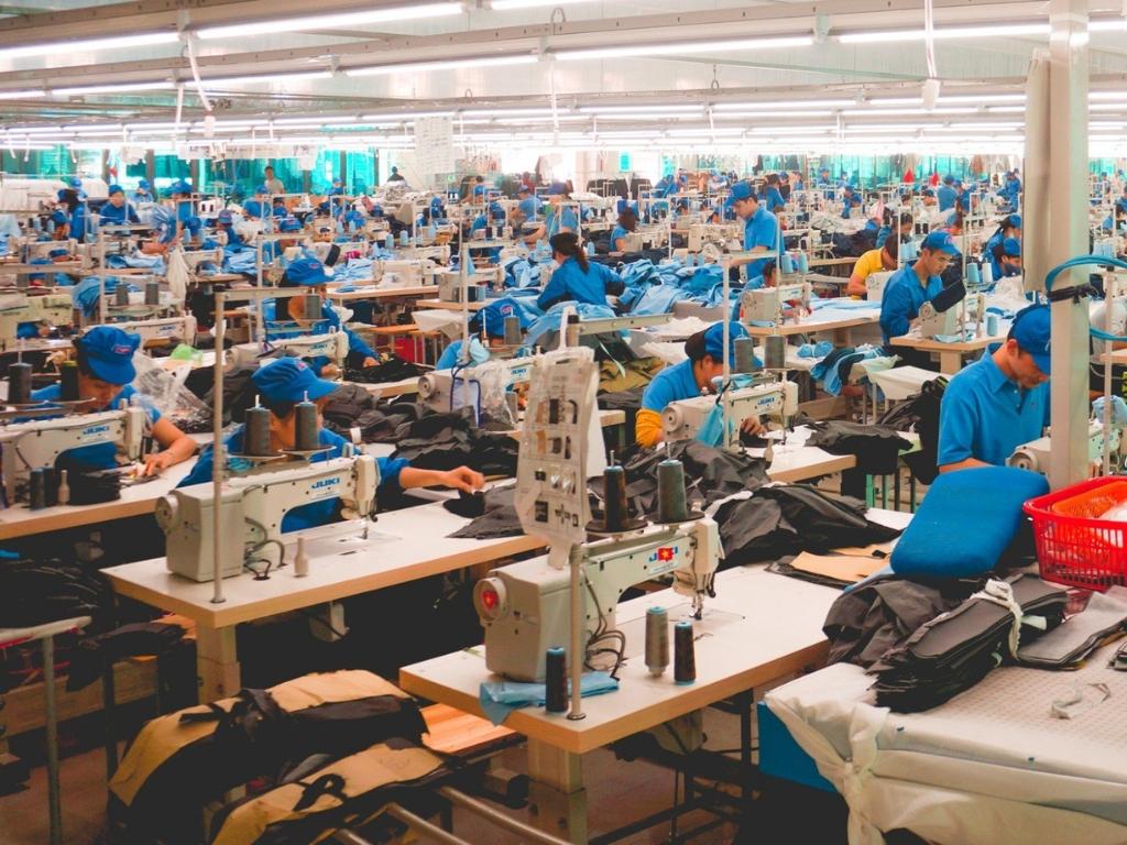 Nếu bạn đặt đồng phục thời trang công sở Hải Phòng số lượng lớn thì nên chọn xưởng may