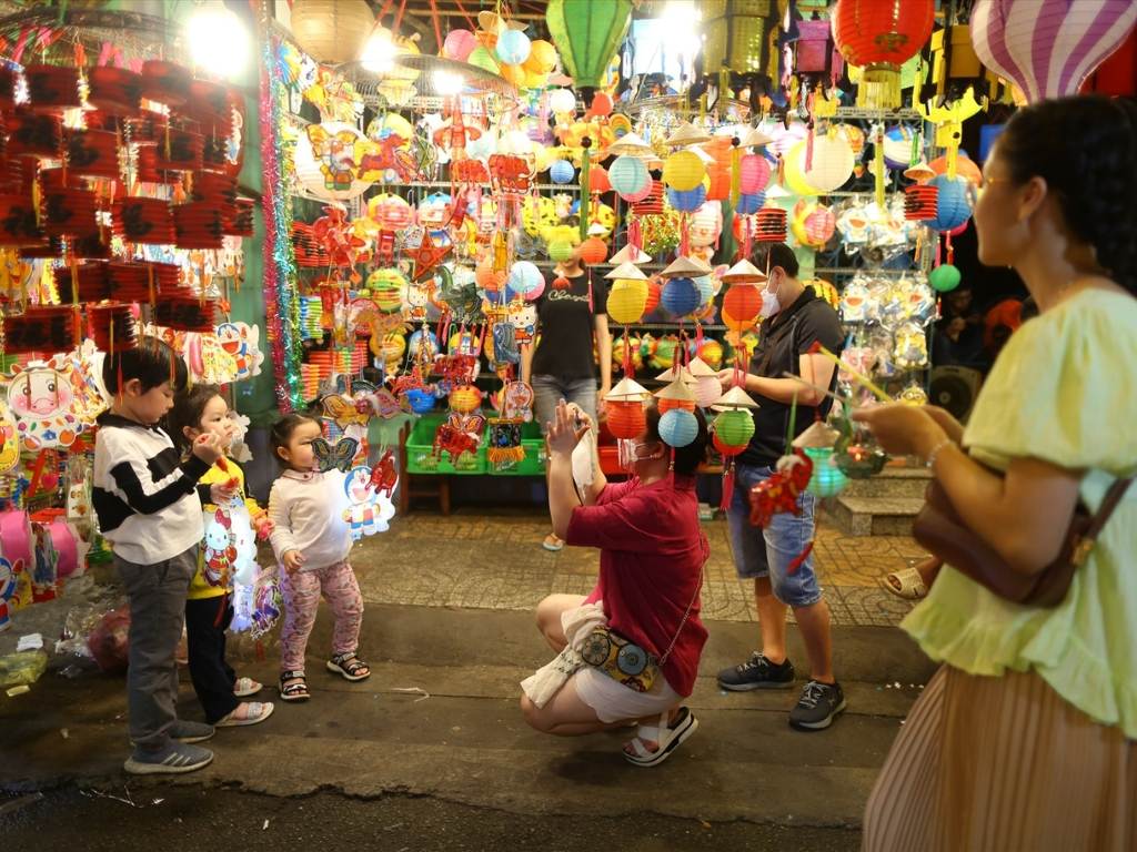 Phố lồng đền Lương Nhữ Học là địa điểm đi chơi Trung thu ở Sài Gòn rất nổi tiếng