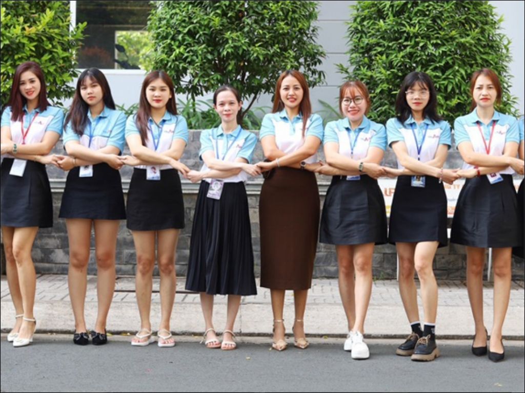 Bạn nên chọn màu áo polo đồng phục hài hòa, dễ phối