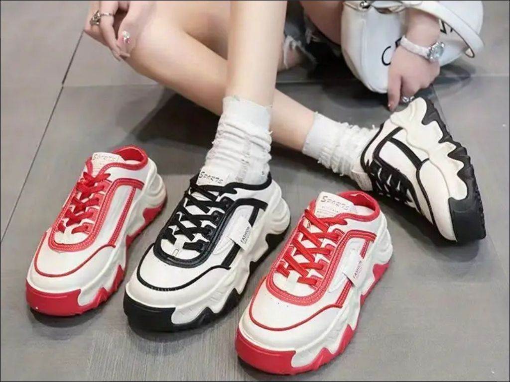 Bạn nên chọn giày phù hợp để phối với đồng phục.