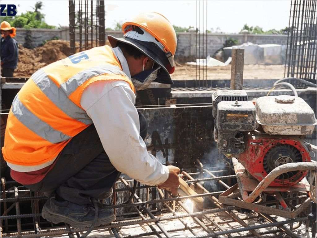 Giày dép bảo hộ được thiết kế đặc biệt để bảo vệ bàn chân