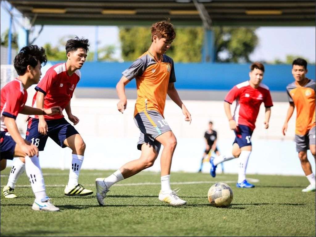 Cầu thủ bóng đá cần ống bảo vệ ống chân khi ra sân