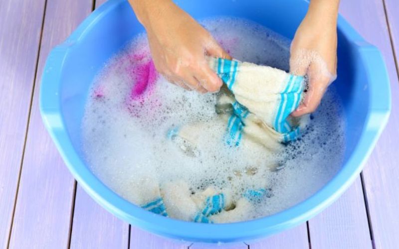 Bạn không nên giặt chung áo polo trắng với quần áo mà