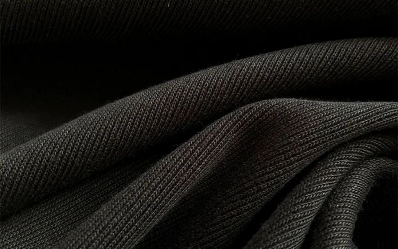 Cổ áo thường được dệt bằng vải bo rib để giữ form