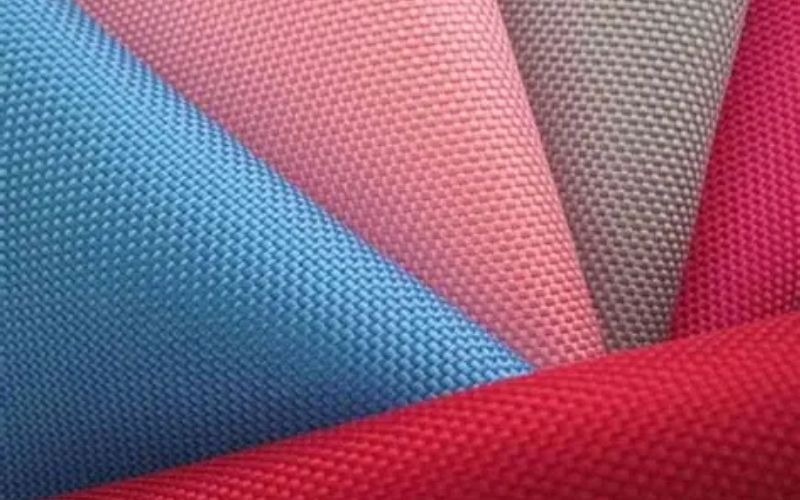 Bạn nên ưu tiên các loại vải như Poly để may áo polo đỏ