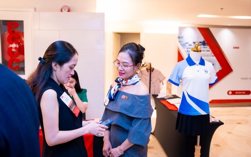 Nhất Khoa giúp bạn chọn áo polo đỏ