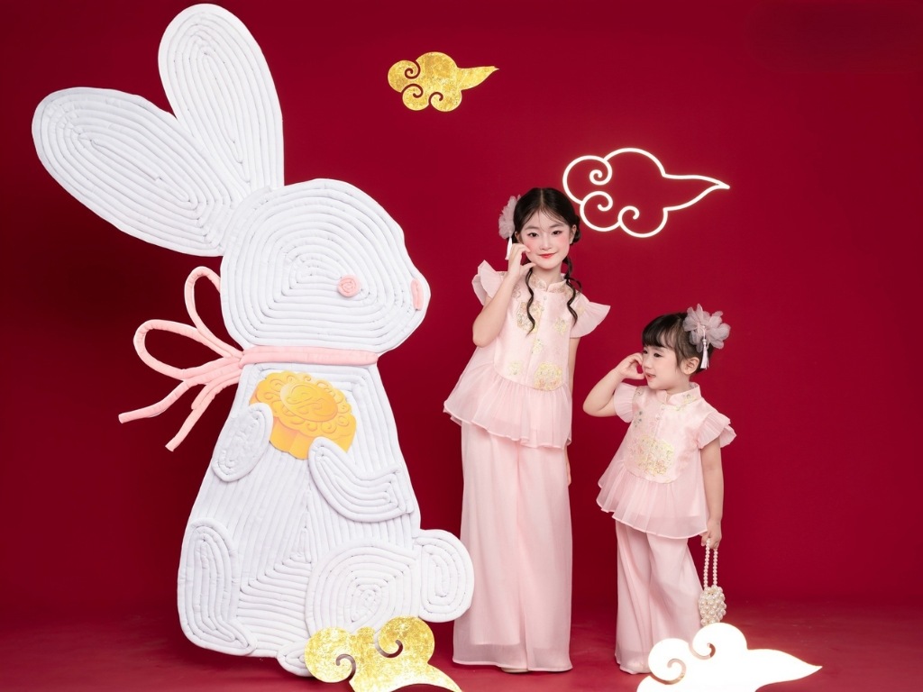 Bộ quần áo Trung thu cho bé gái thường có phong cách duyên dáng, ngọt ngào