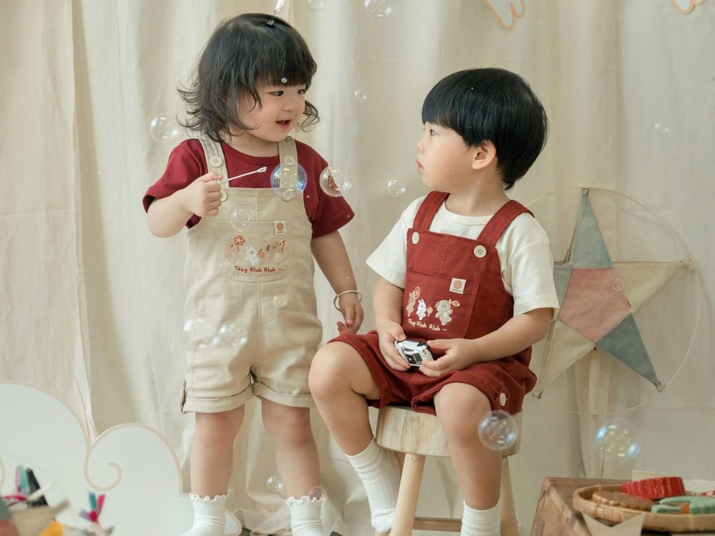 Set yếm kaki và áo phông in hình Trung thu phù hợp cho cả bé trai và bé gái
