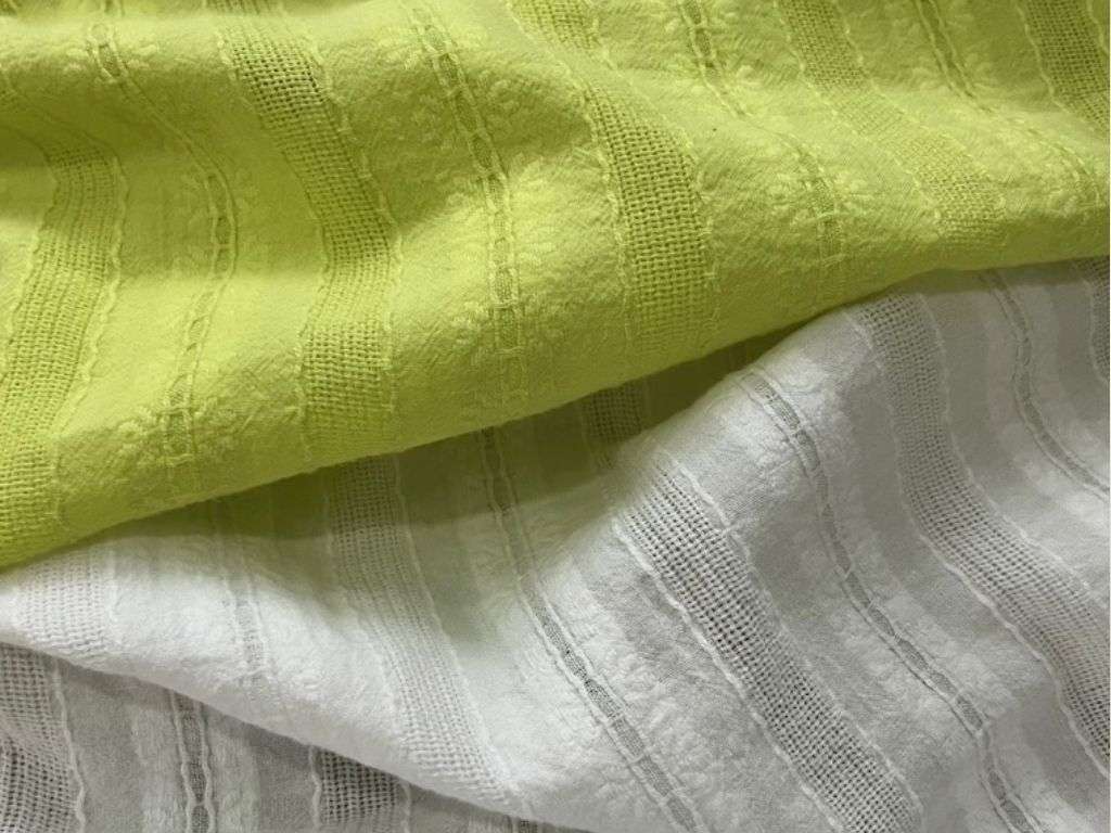 Những mẫu áo polo đồng phục sử dụng vải dệt họa tiết chìm