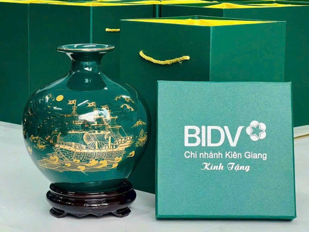 Quà tặng Ngày Doanh nhân Việt Nam cần có hình thức trang trọng và chỉn chu