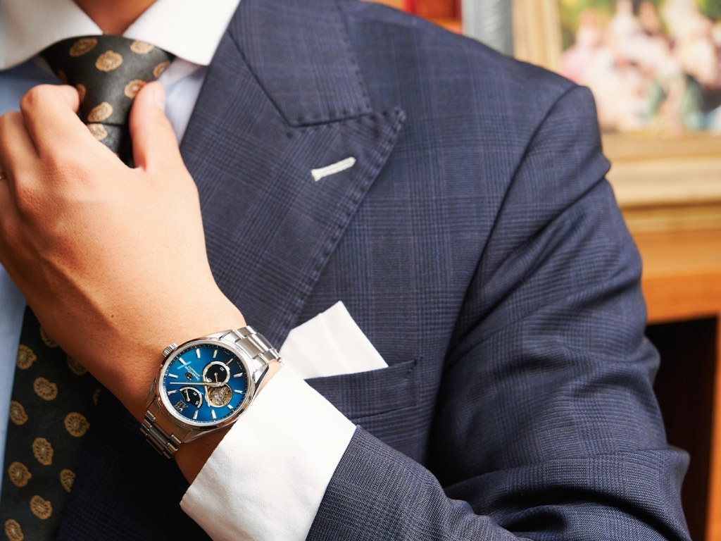 Bạn có thể chọn quà tặng Ngày Doanh nhân Việt Nam cao cấp như đồng hồ đeo tay