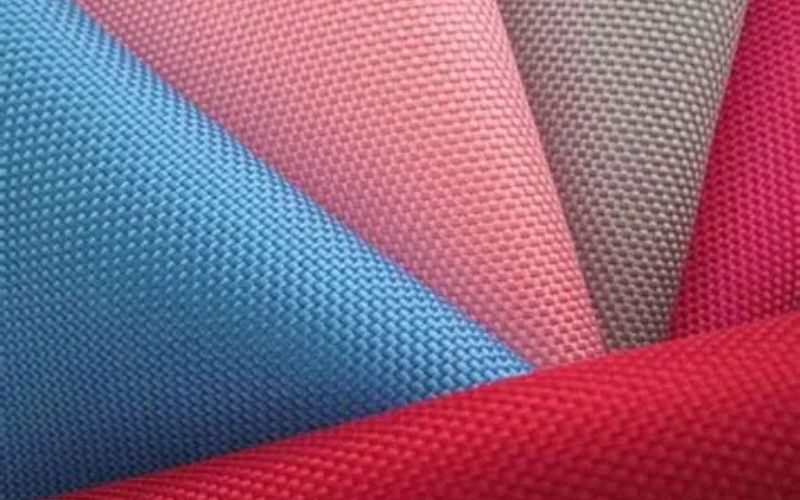 Bạn nên ưu tiên các chất liệu vải có khả năng giữ màu tốt như Poly