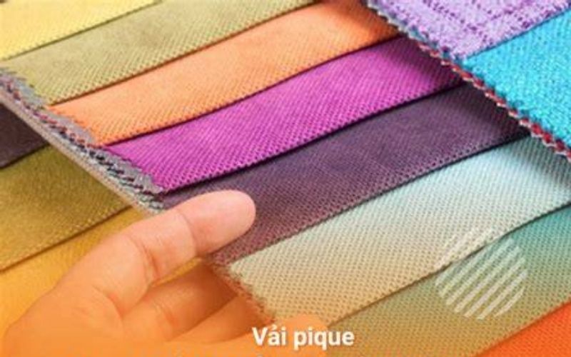 Bề mặt vải dệt với các mắt to đặc trưng giúp áo thoáng khí