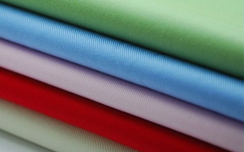 Vải ít nhăn, bền màu và thường được pha thêm spandex để tăng độ co giãn
