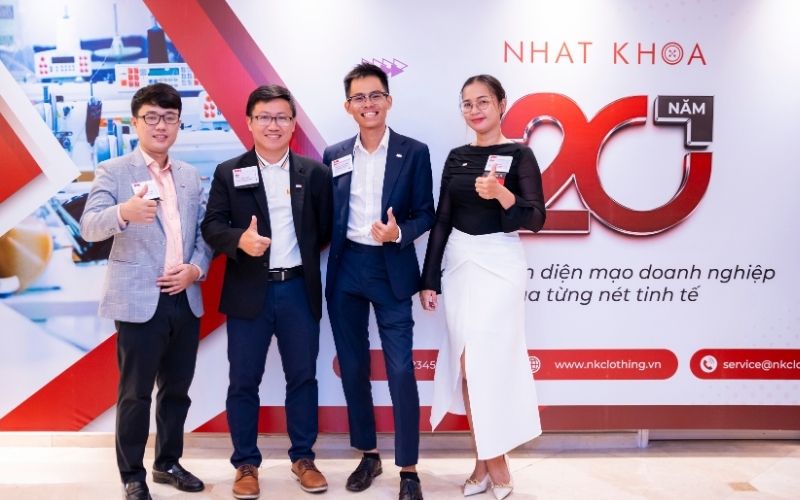 Nhất Khoa giúp bạn chọn áo polo đỏ đô