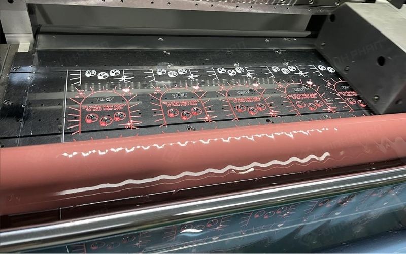 Kỹ thuật in decal cho phép thể hiện những mẫu logo áo polo có chi tiết phức tạp