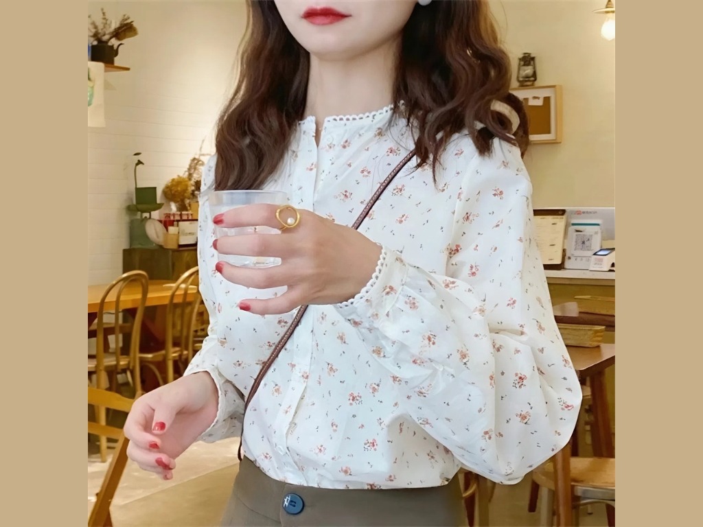 Bạn nên chọn mẫu áo hoa nhí công sở có họa tiết kích thước nhỏ và mật độ thưa