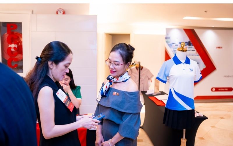 Bạn nên làm việc với xưởng về chính sách vận chuyển