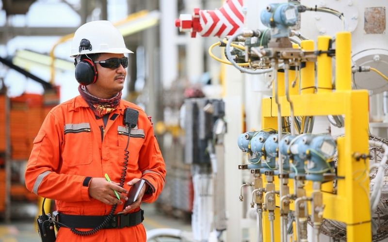 Quần áo bảo hộ lao động chính là tạo ra một lớp màng chắn bảo vệ cơ thể