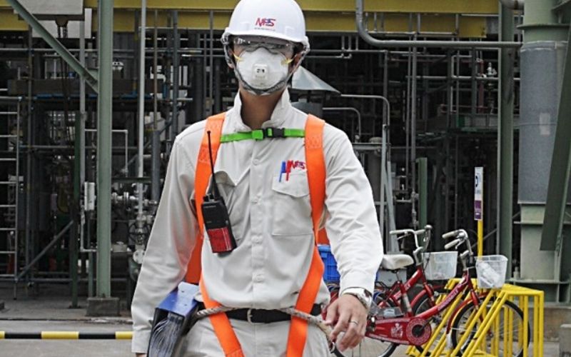 Bạn cần chú ý đến phần cổ áo và nẹp áo phải cứng cáp, đứng form