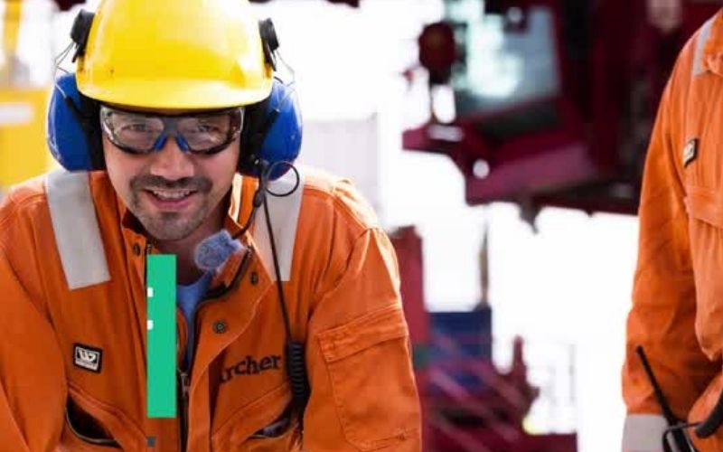 Một bộ quần áo bảo hộ lao động quá chật sẽ gây khó chịu cho công nhân