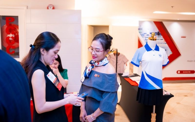 Bạn sẽ được xem và lựa chọn các mẫu vải thực tế khi may tại xưởng