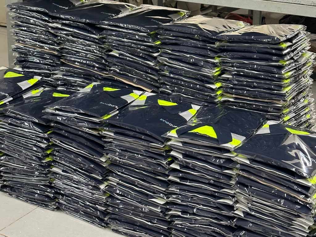 Để may đồng phục công sở giá tốt bạn nên đặt với số lượng lớn