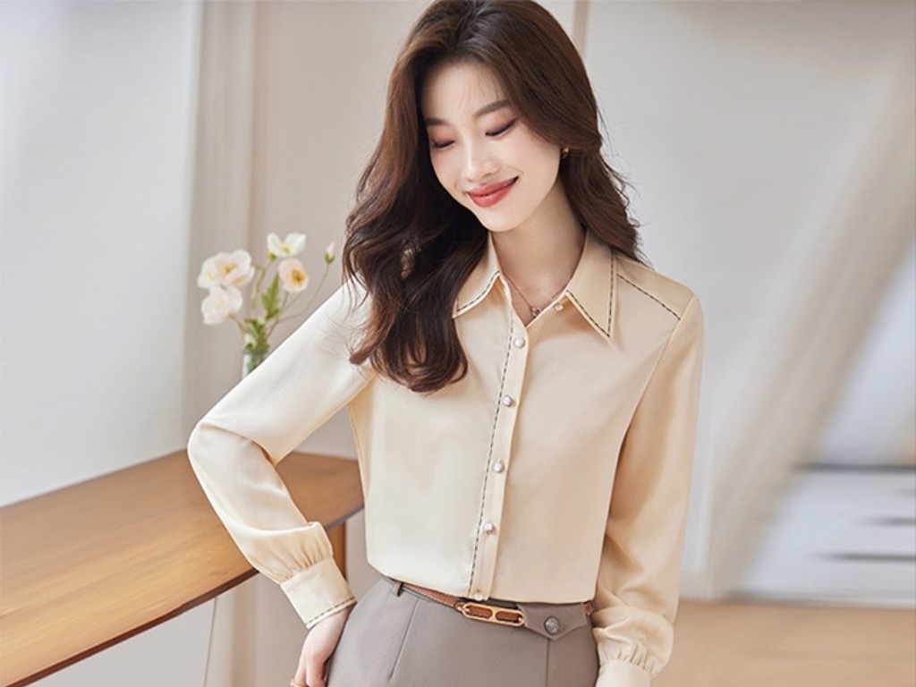 Khi mua quần áo công sở giá rẻ, bạn cũng cần chú ý các chi tiết nhỏ như khuy áo