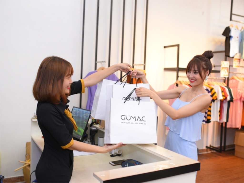 Bạn nên chọn mua đồ công sở có hệ thống cửa hàng để dễ dàng mua sắm trực tiếp