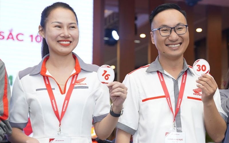 Logo Honda luôn được thêu hoặc in ở vị trí trang trọng như ngực trái