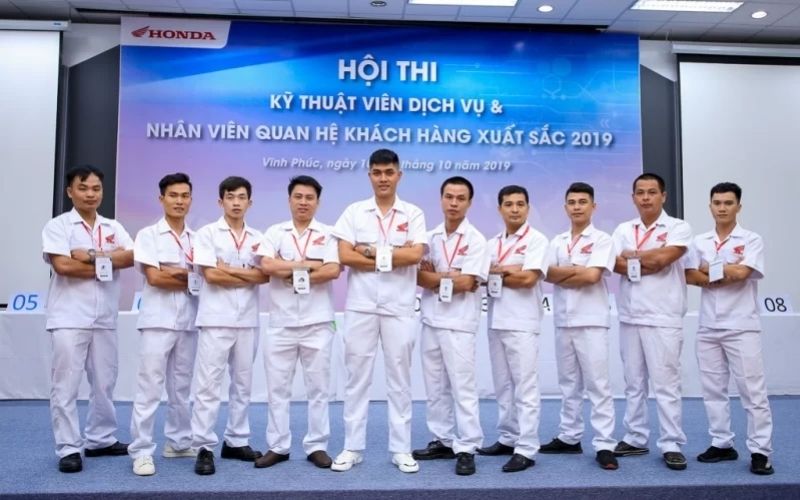 Chi tiết trên đồng phục công ty Honda thể hiện được màu sắc thương hiệu