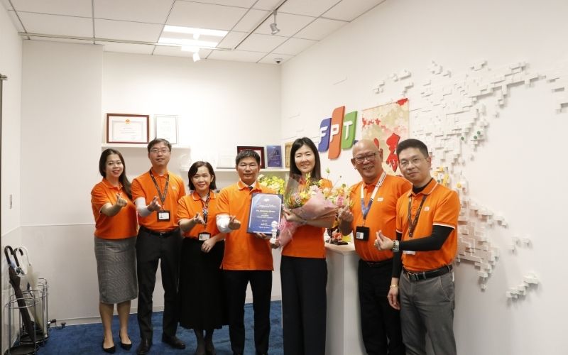 Áo phối viền cổ và tay là một biến tấu đơn giản giúp bạn tạo điểm nhấn