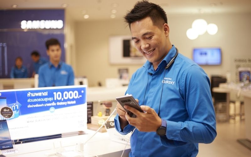 Logo trên chiếc đồng phục công ty Samsung luôn được thêu