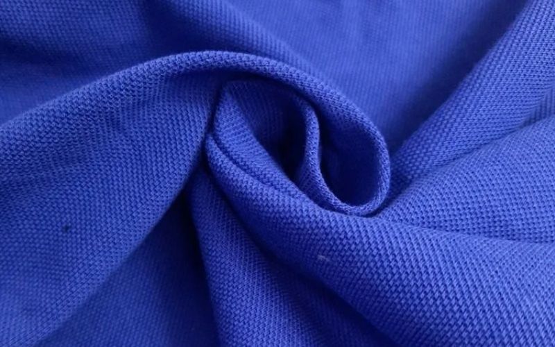 Chất liệu phổ biến là vải Lacoste (cá sấu) vì có độ đứng form