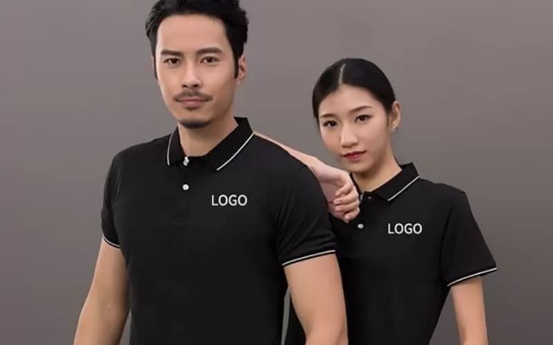 Trên nền áo đồng phục công ty đen, logo sẽ được nổi bật