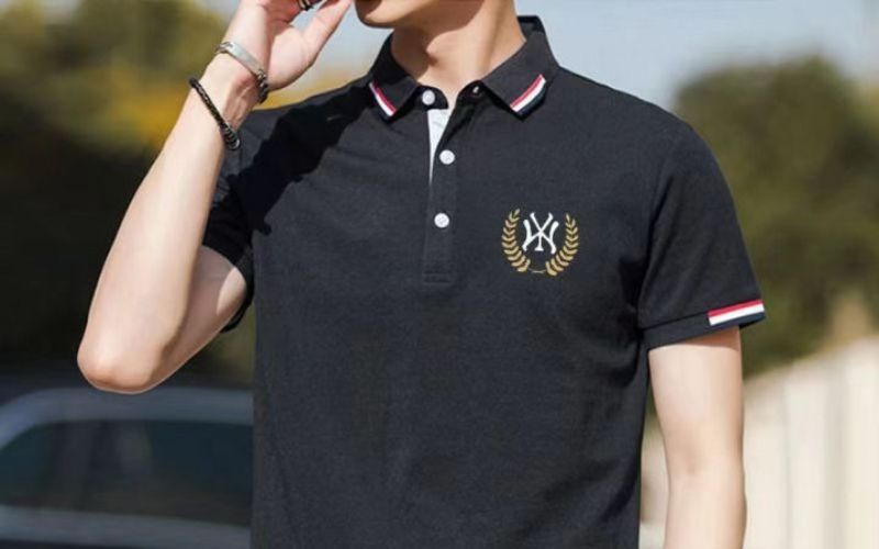 Áo polo đen phối bo tạo điểm nhấn ở cổ