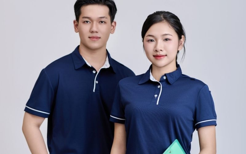 Áo polo màu xanh navy đậm kết hợp logo thêu màu xanh da trời nhạt