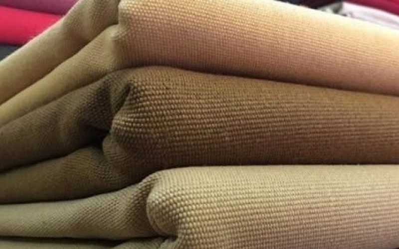 Áo khoác denim làm từ vải bò cứng cáp