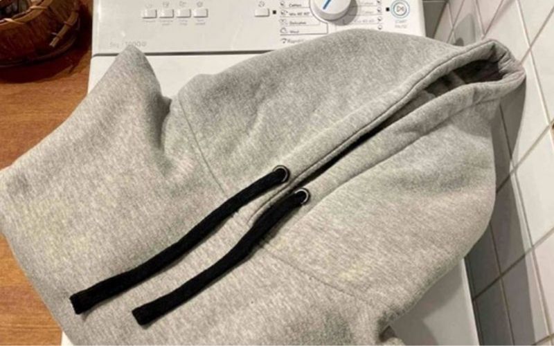 Cách gấp áo hoodie kiểu tròn giúp bạn tiết kiệm diện tích
