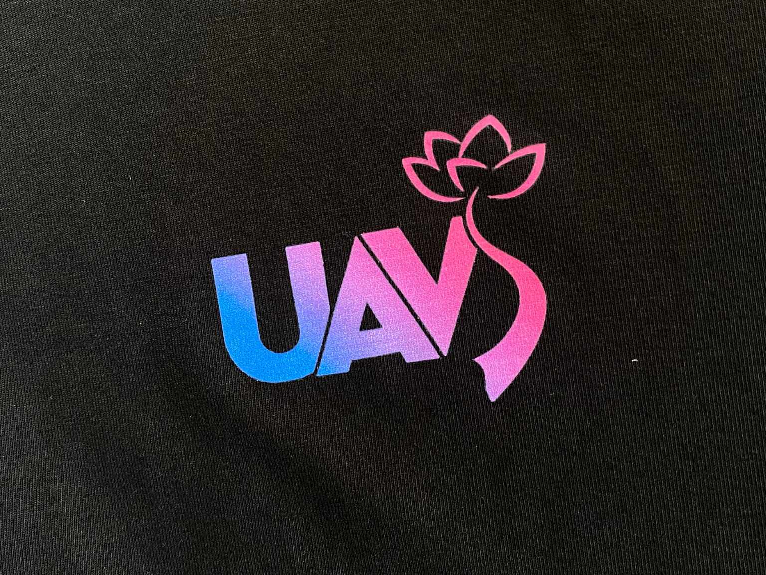Hình in logo UAVS thật tế sắc nét, nổi bật trên nền vải màu đen