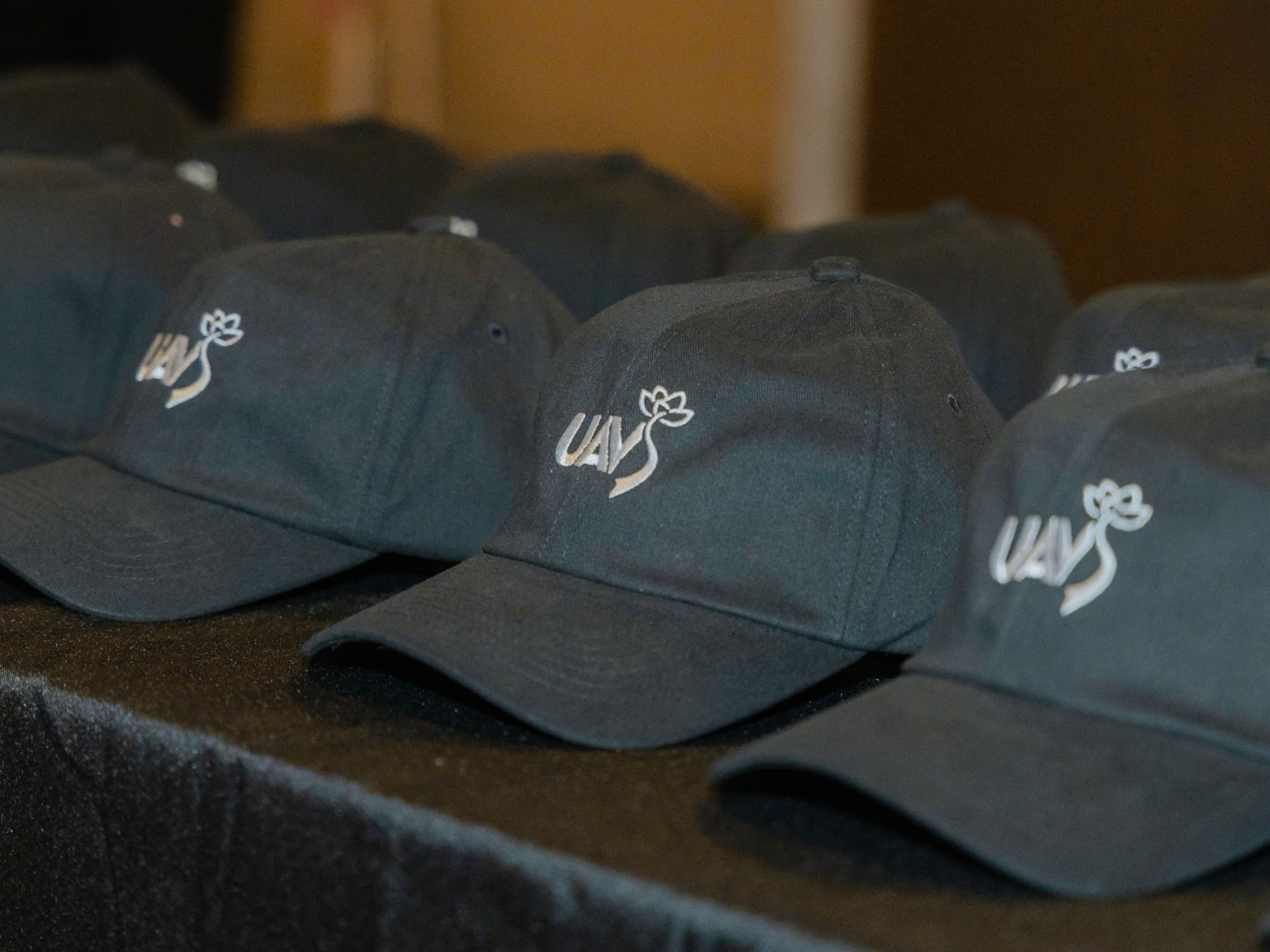 Nón UAVS có thiết kế đơn giản với logo được thêu sắc nét giúp tạo điểm nhấn tinh tế