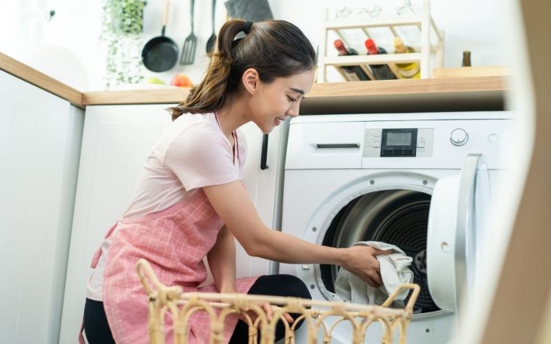 Bạn hãy chọn chế độ sấy mát (Air Dry) hoặc sấy ở nhiệt độ thấp nhất