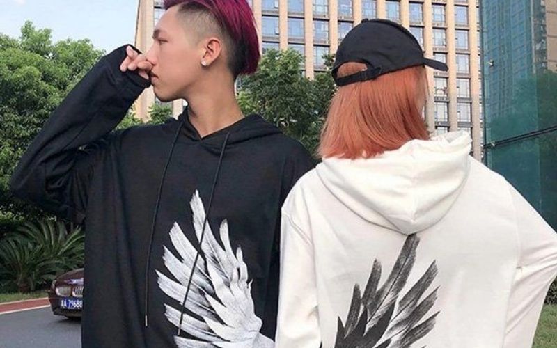 Bạn hãy thử các ý tưởng hình in bổ khuyết cho nhau trên hai chiếc áo