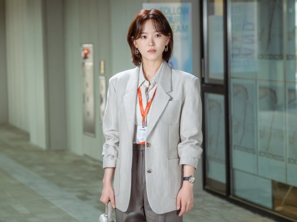 Phối đồ với blazer chính là bí quyết để mặc đồ công sở đẹp như sao Hàn