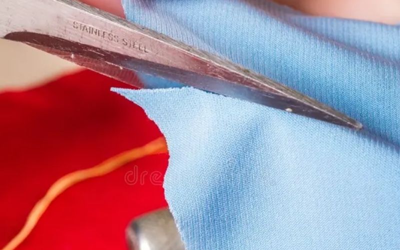 Dùng kéo sắc, cẩn thận cắt theo đường phấn đã vẽ