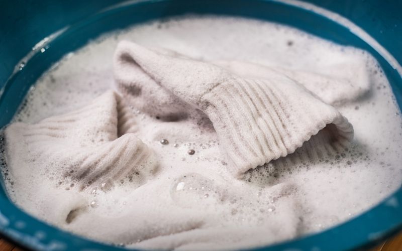 Dùng tay ấn nhẹ để đảm bảo nước ngấm đều vào từng thớ vải