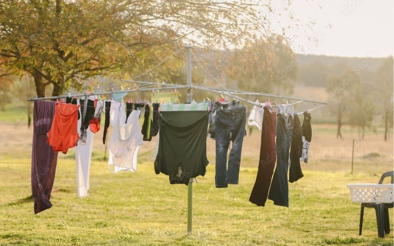 Bạn hãy phơi áo trên một mặt phẳng thoáng gió