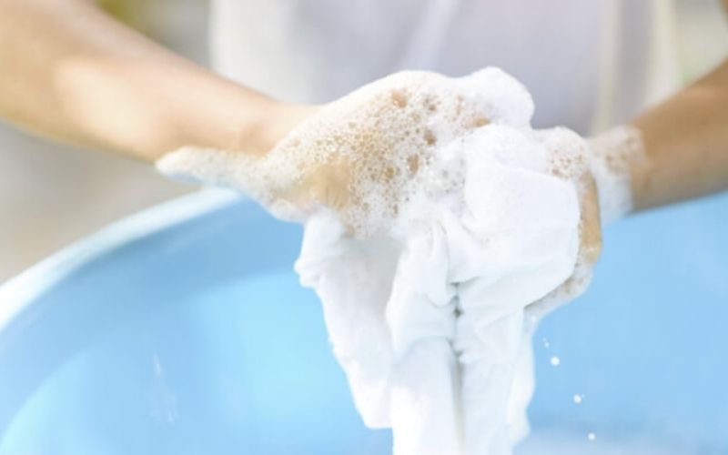 Bạn nên giặt tay bằng nước lạnh và không sử dụng bột giặt để giữ màu