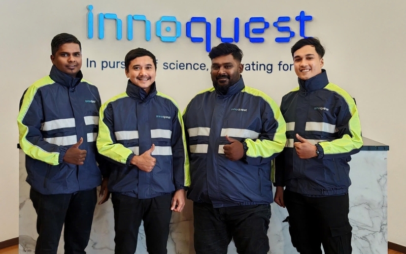 Hình ảnh đội ngũ nhân viên hài lòng khi khoác lên mình chiếc áo đồng phục Innoquest